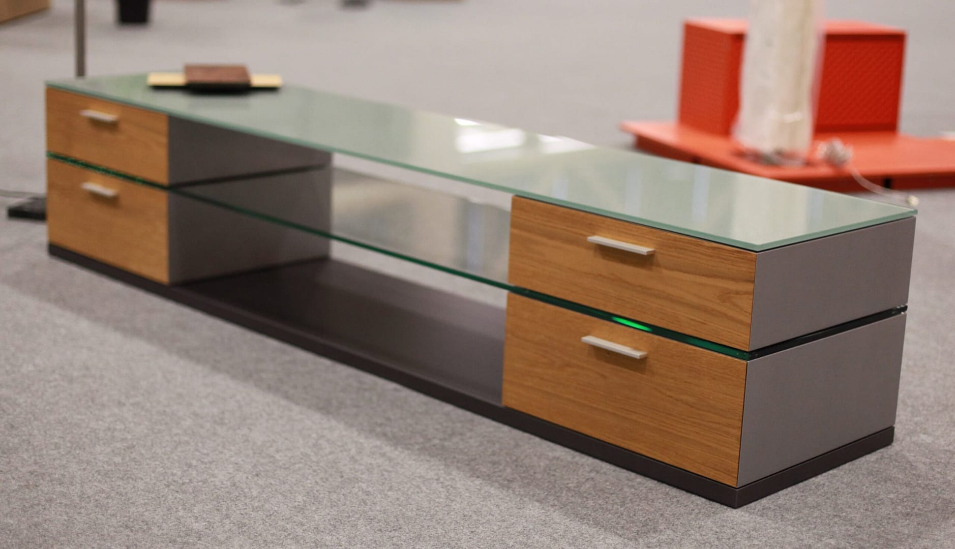 Ein Spezialprodukt der Hettich & Partner. Ein Fernsehmöbelchen, welches Schubladen auch Holz hat und darüber eine Glasscheibe