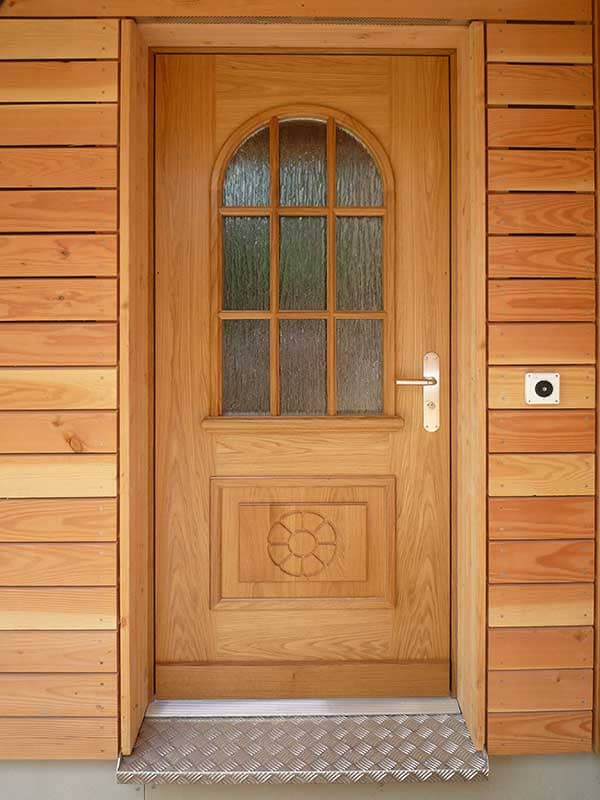 Eine komplett aus Holz bestehende Eingangstür.