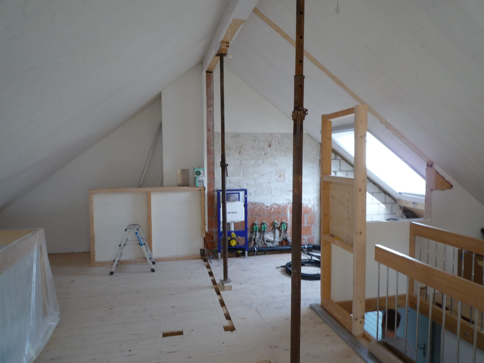Vorherbild des Umbaus eines Dachstockwerks. Es ist noch eine Baustelle