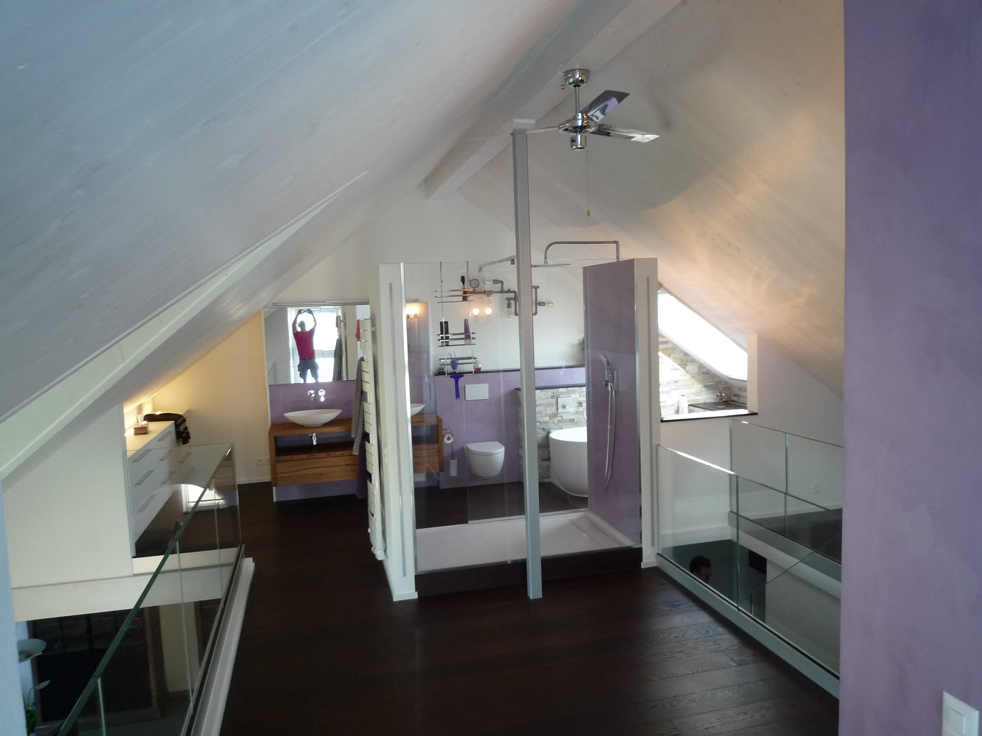 Nachherbild des Umbaus eines Dachstockwerks. Es ist ein Badezimmer sowie die Dusche zu erkennen.